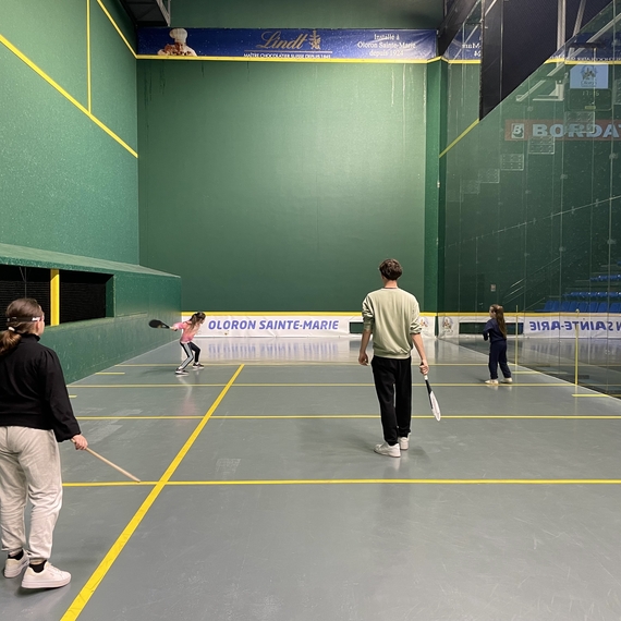 Apprendre à jouer à la pelote basque - OLORON-SAINTE-MARIE